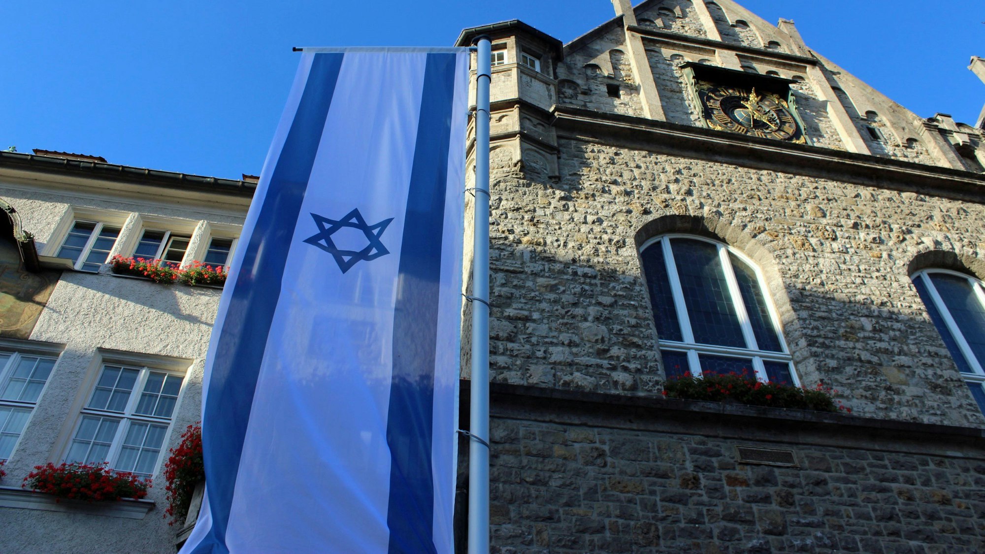 Eine Israel-Fahne weht vor dem Bergisch Gladbacher Rathaus.