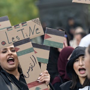 Frauen bei einer Pro-Palästina-Demo in Frankfurt