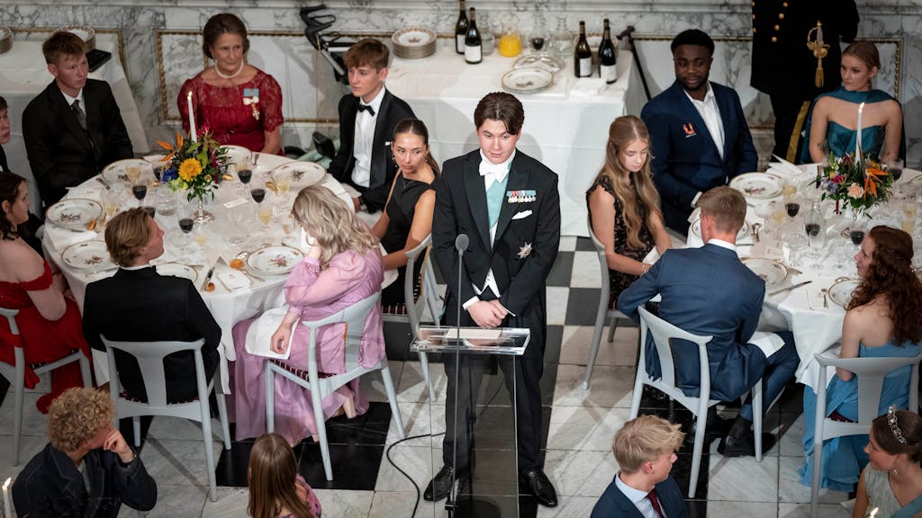 Prinz Christian von Dänemark spricht während eines Galadinners zur Feier seines 18. Geburtstags im Schloss Christiansborg.