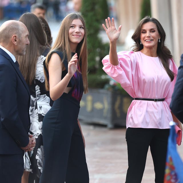 Königin Letizia von Spanien (r) und ihre Tochter Sofia (M) kommen zu einem Konzert im Rahmen der Verleihung des Prinzessin-von-Asturien-Preises 2023.