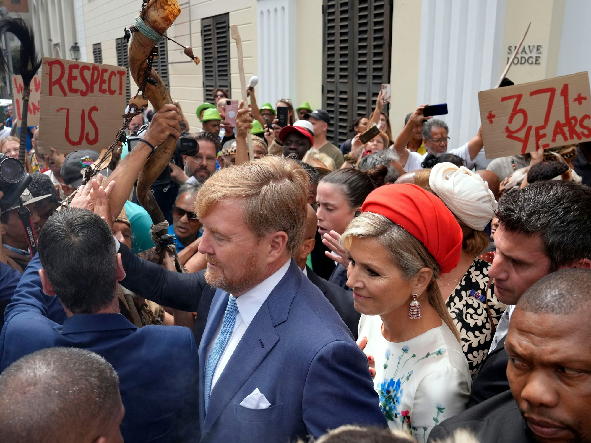 Khoisan-Demonstranten umgeben König Willem Alexander und Königin Maxima der Niederlande am Iziko Slave Lodge Museum während ihres Staatsbesuchs. Das niederländische Königspaar ist bei seinem Staatsbesuch in Südafrika von wütenden Demonstranten bedrängt worden.