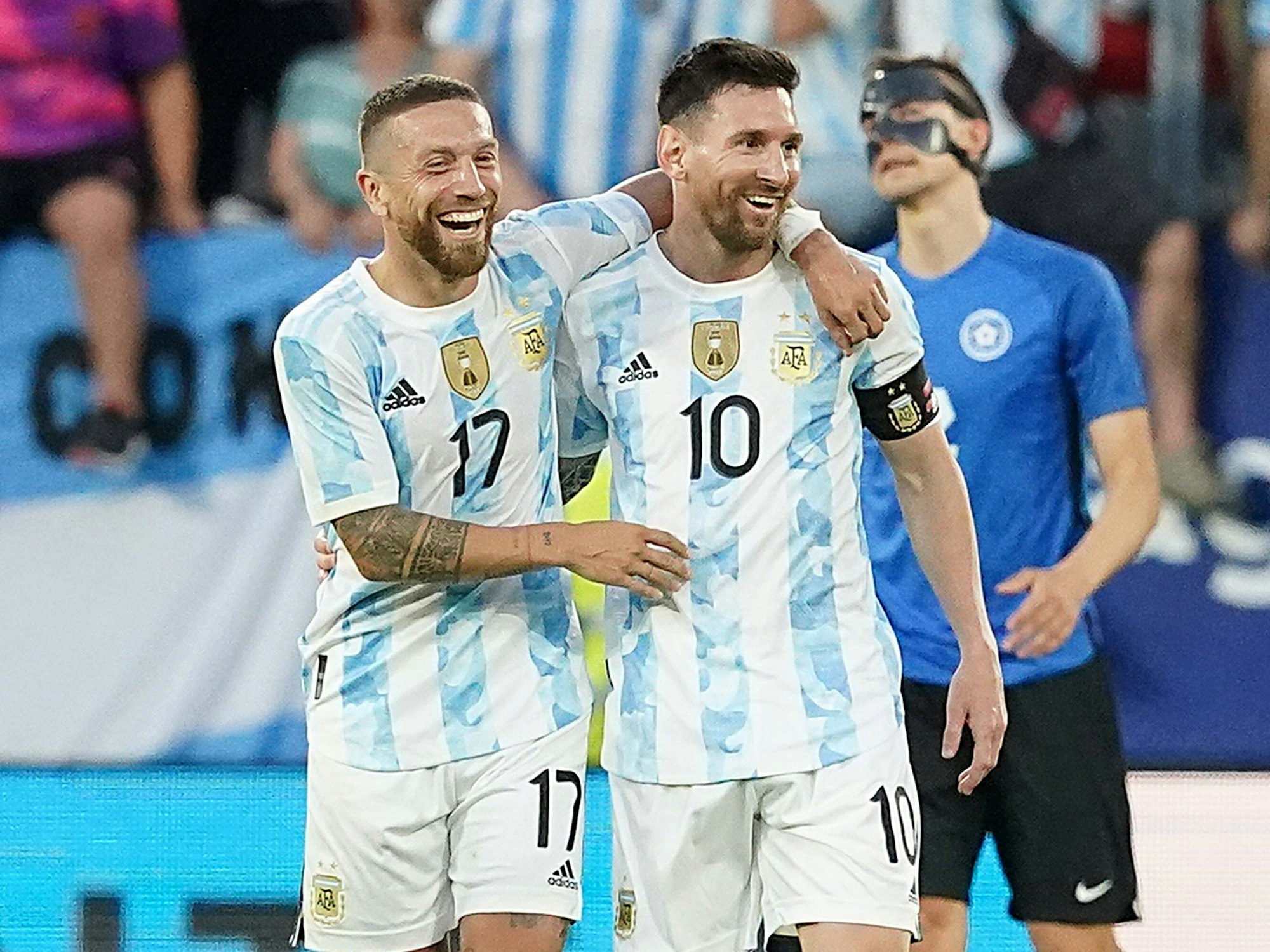 Papu Gomez und Lionel Messi Arm in Arm.