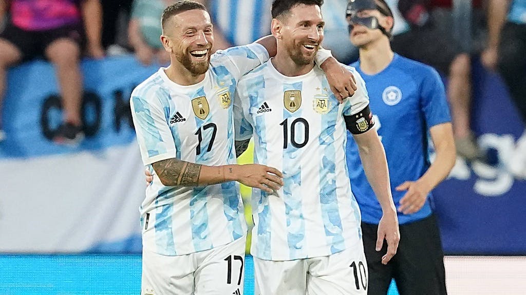 Papu Gomez und Lionel Messi Arm in Arm.