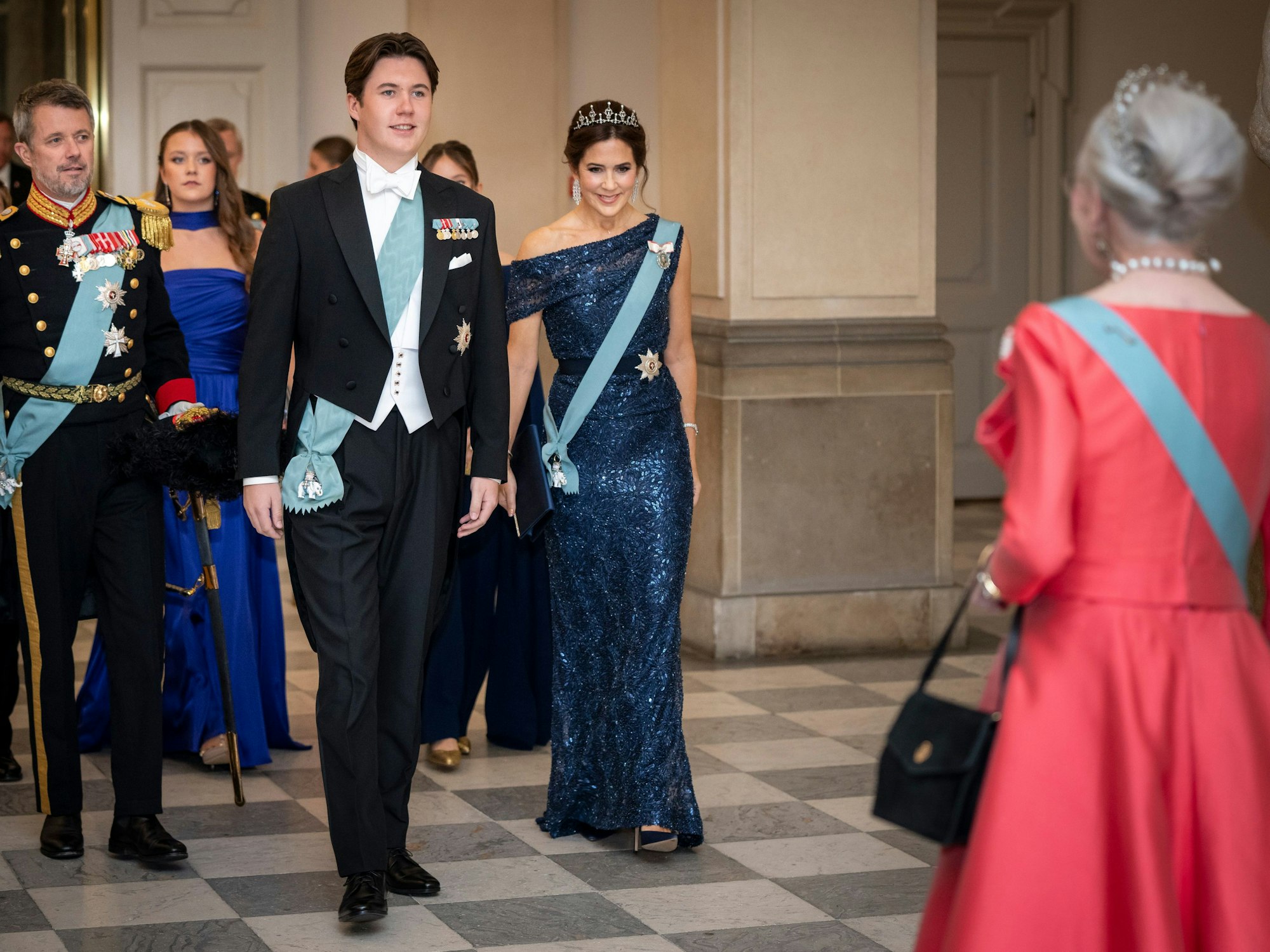 Bei Königs fallen die Geburtstagsfeiern etwas pompöser aus. Am 15. Oktober 2023 erscheinen Kronprinz Frederik (l) von Dänemärk, seine Frau Kronprinzessin Mary (2.v.r) von Dänemark und ihr Sohn, das Geburtstagskind  Prinz Christian (M) von Dänemark zum Empfang bei Königin Margrethe II. (r) von Dänemark.