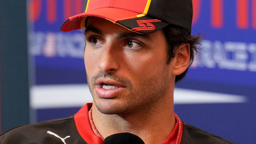 Ferrari-Pilot Carlos Sainz am 19. Oktober 2023 auf der Pressekonferenz vor dem Großen Preis der Formel 1 in den USA.