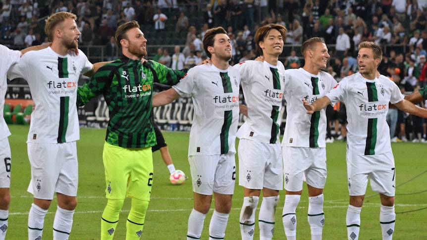Die Borussia-Spieler feiern einen Bundesliga-Sieg.