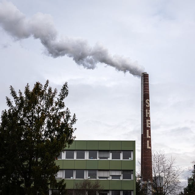 Dampf, Qualm und Rauch kommen aus einem Schornstein auf dem Gelände der Shell Rheinland Raffinerie.&nbsp;