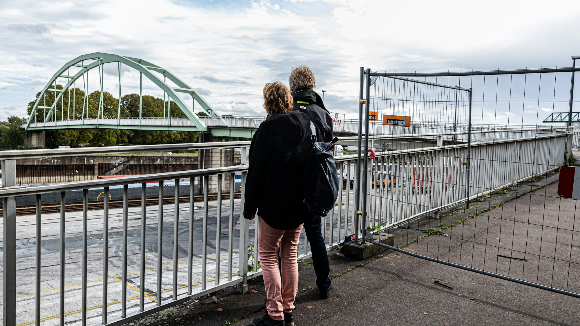 Die Brücke für Fußgänger und Radfahrer an der Einfahrt zum Hafen Köln-Niehl wurde bei dem Unfall stark beschädigt und bleibt vorerst gesperrt.