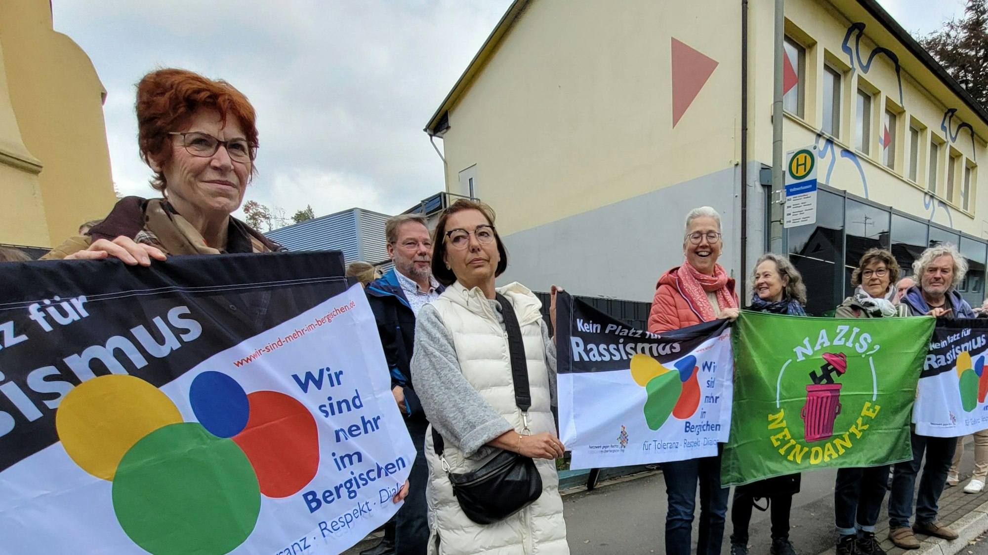 120 bis 150 Oberbergerinnen und Oberberger haben am Samstag mit bunten Fahnen und Transparenten an einer Protestkundgebung von „Unser Oberberg ist bunt, nicht braun!“ gegenüber des AfD-Büros in Gummersbach-Vollmerhausen teilgenommen.
