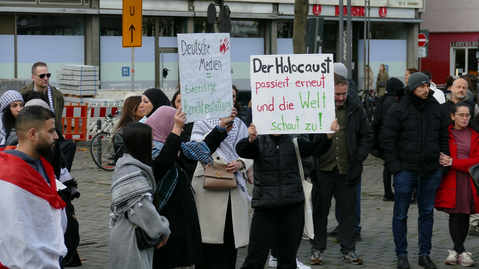 Dieses Plakat mit dem Schriftzug „Der Holocaust passiert erneut und die Welt schaut zu!“ zog die Polizei aus dem Verkehr.