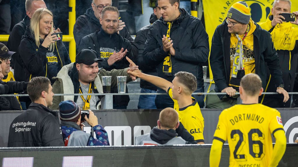 Nico Schlotterbeck schlägt nach dem BVB-Spiel gegen Bremen mit dem todkranken Fan Marcel ab.