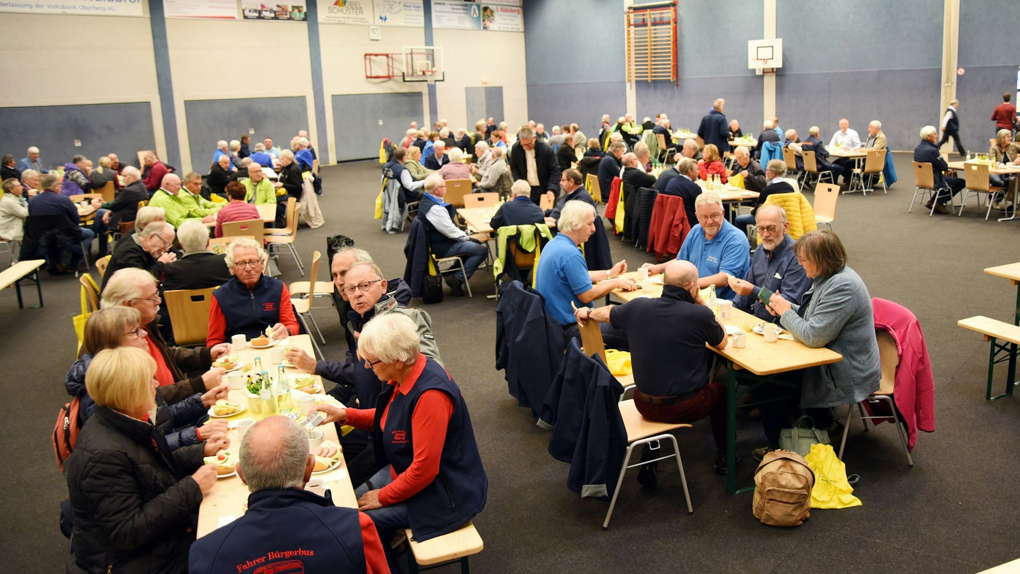 In der Waldbröler Nutscheidhalle kamen mehr als 270 Vertreterinnen und Vertreter zur Jahreshauptversammlung des Dachverbandes „Pro Bürgerbus NRW“ zusammen. Auf dem Foto frühstücken sie gerade.