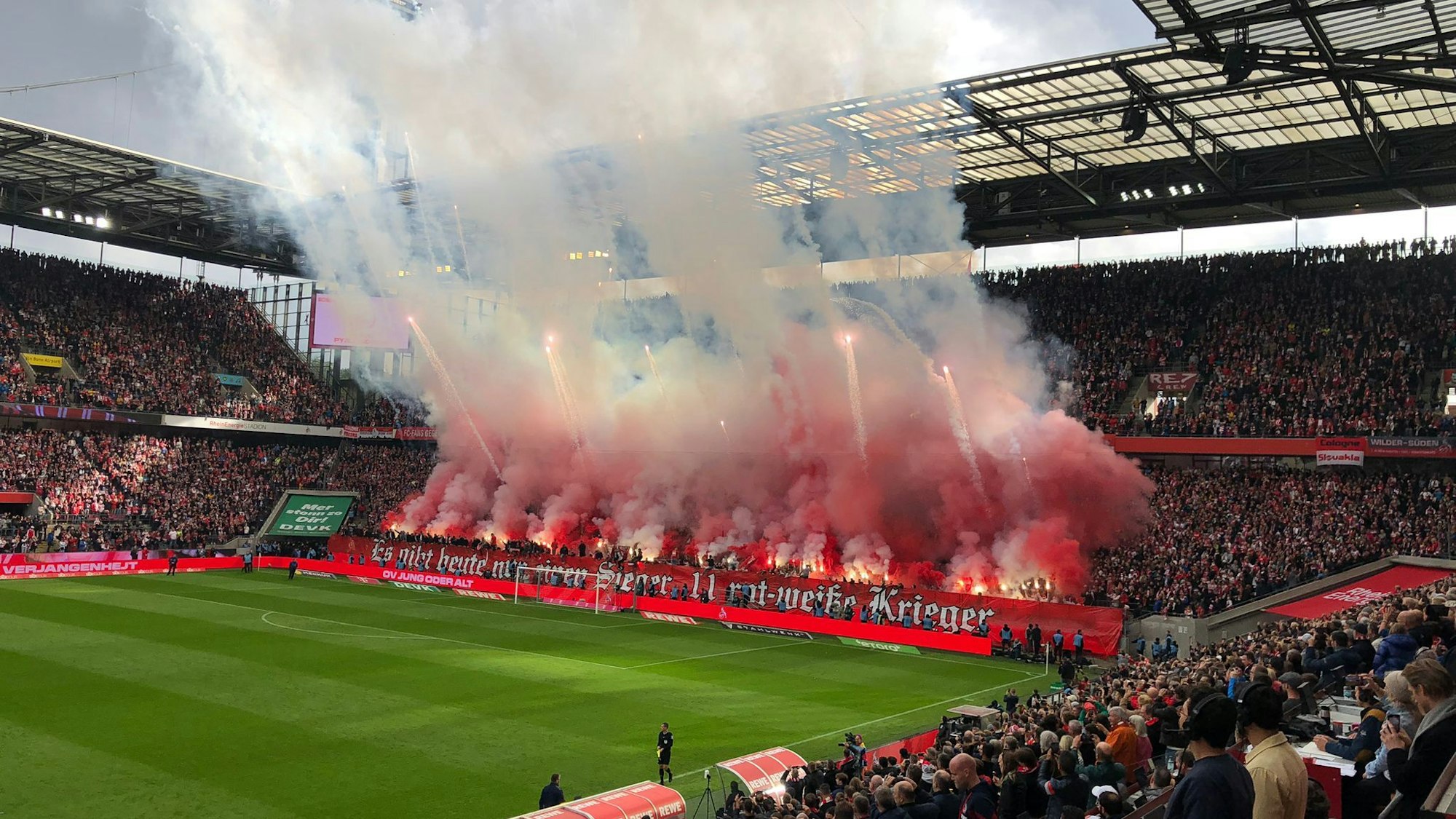 Die FC-Fans feuerten vor dem Spiel jede Menge Pyrotechnik ab.