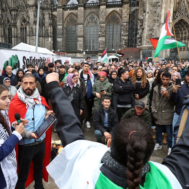 Köln:
Demonstration auf dem Roncalliplatz mit 500 angemeldeten Teilnehmern