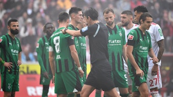 Die Borussia-Spieler müssen die Elfmeter-Entscheidung von Deniz Aytekin beim Derby in Köln hinnehmen.