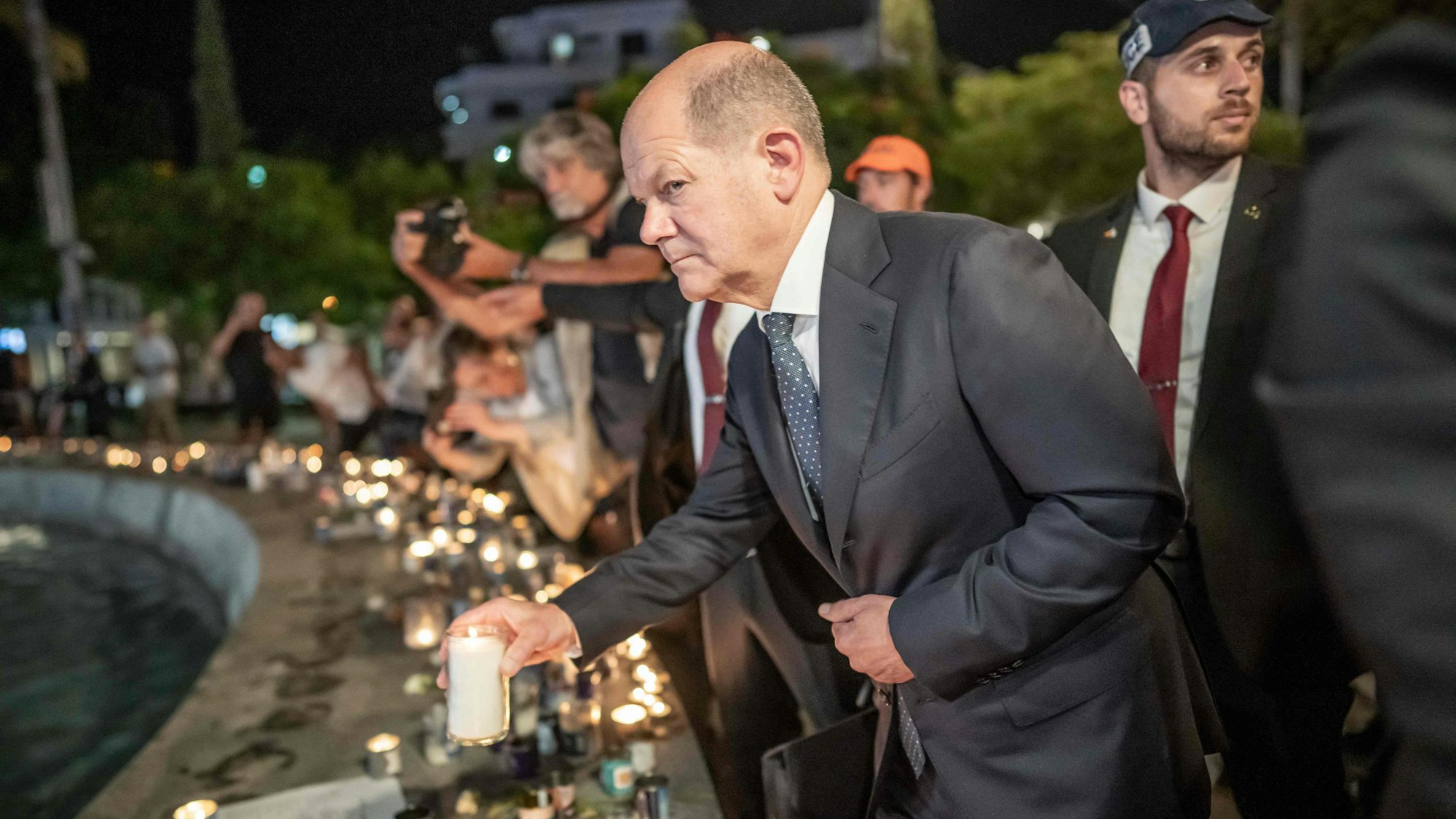 Bundeskanzler Olaf Scholz entzündet am 17. Oktober eine Kerze an einem Brunnen in Tel Aviv.