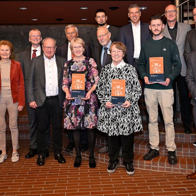 Die Preisträger, Stifter und Vertreter der Politik mit den Trophäen für den „Bergisch Gladbacher Kinder und Jugendpreis 2023“.