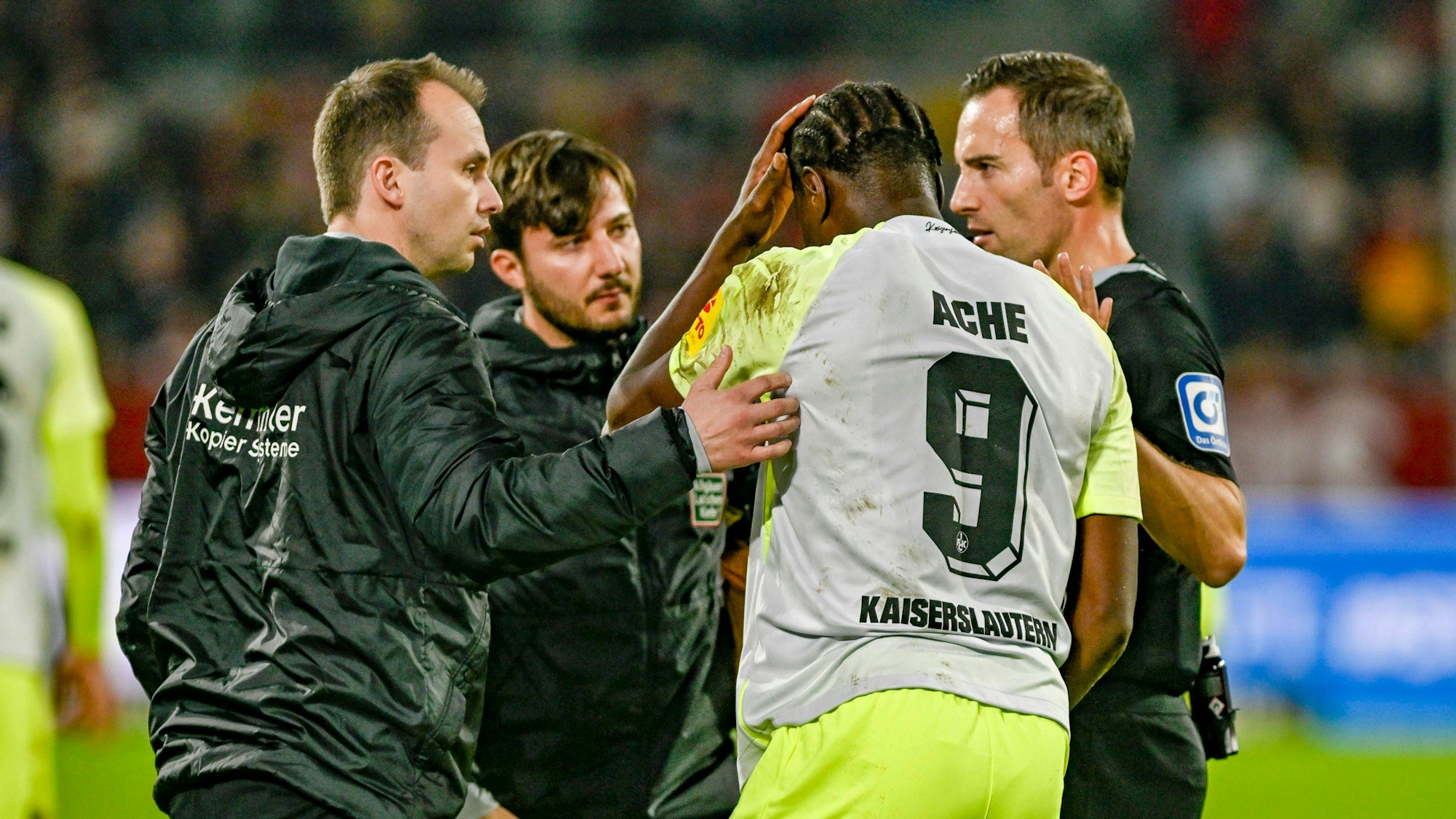 Kaiserslauterns Ragnar Ache hält sich den Kopf nach dem Flaschenwurf im Spiel bei Fortuna Düsseldorf.