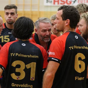 Das Bild zeigt Palmersheims Trainer Peter Trimborn während einer Auszeit mit seiner Mannschaft.