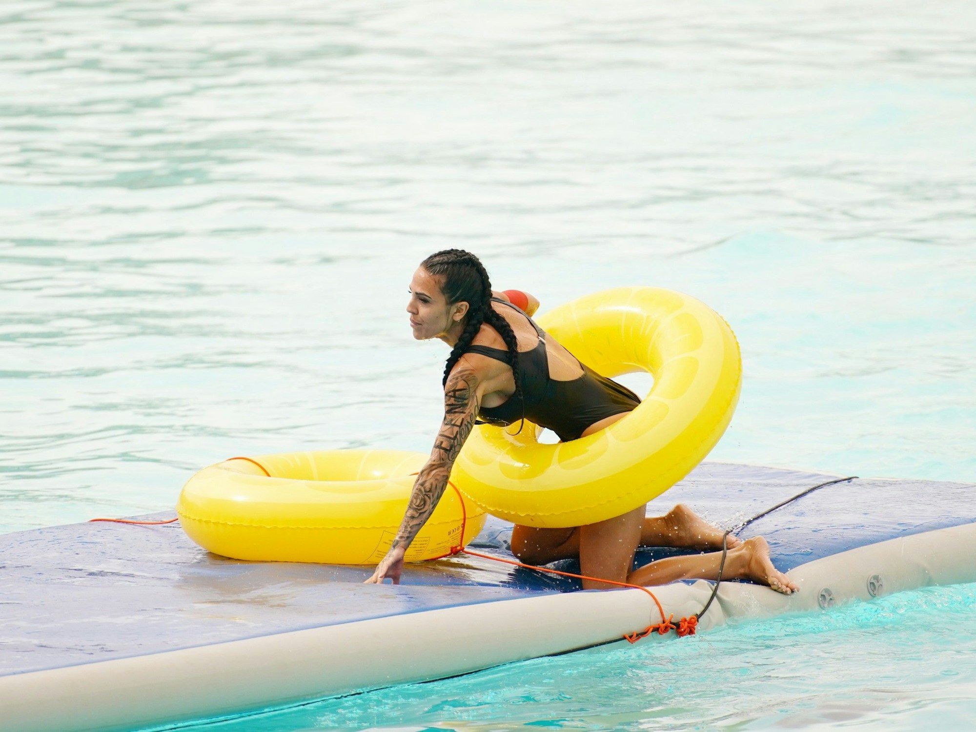 Elena Miras im Badeanzug auf einer schwimmenden Plattform.