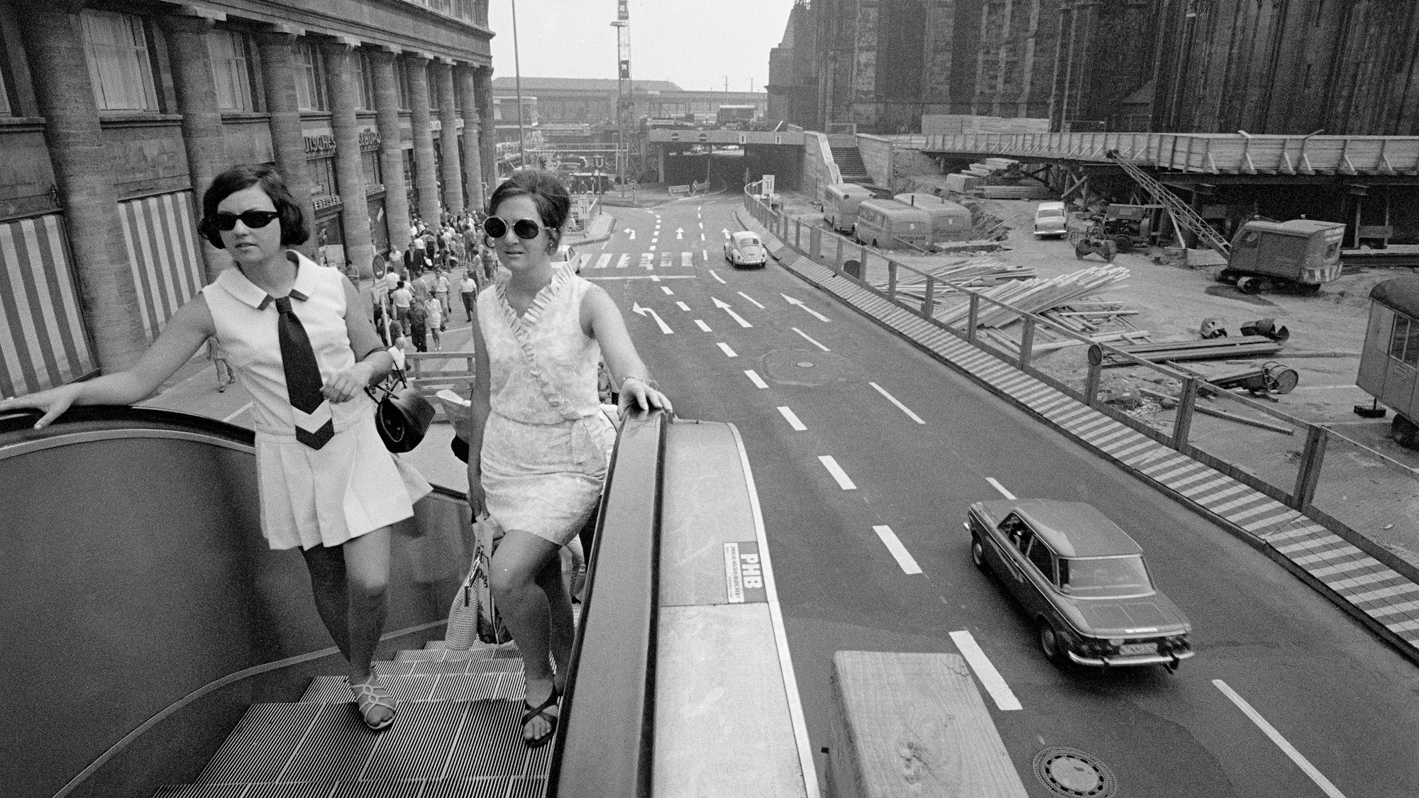 Als an der Trankgasse noch eine Rolltreppe stand: Stilvoll überqueren diese Damen um 1970 die Straße an der Baustelle Domplatte.