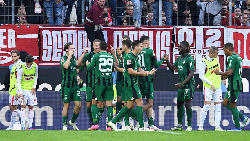 Borussia Mönchengladbach bejubelt den Ausgleich im Derby gegen den 1. FC Köln.