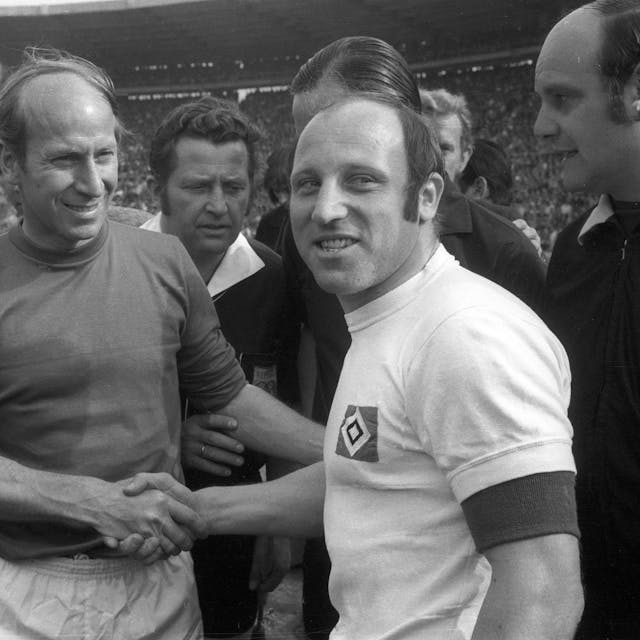 1972: Treffen zweier Helden des legendären WM-Finales von 1966 in Wembley: Bobby Charlton (England/li.) und Uwe Seeler.