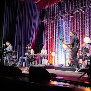 Musiker der Band Brings bei ihrem Auftritt auf der Bühne des Kinos in Vogelsang.