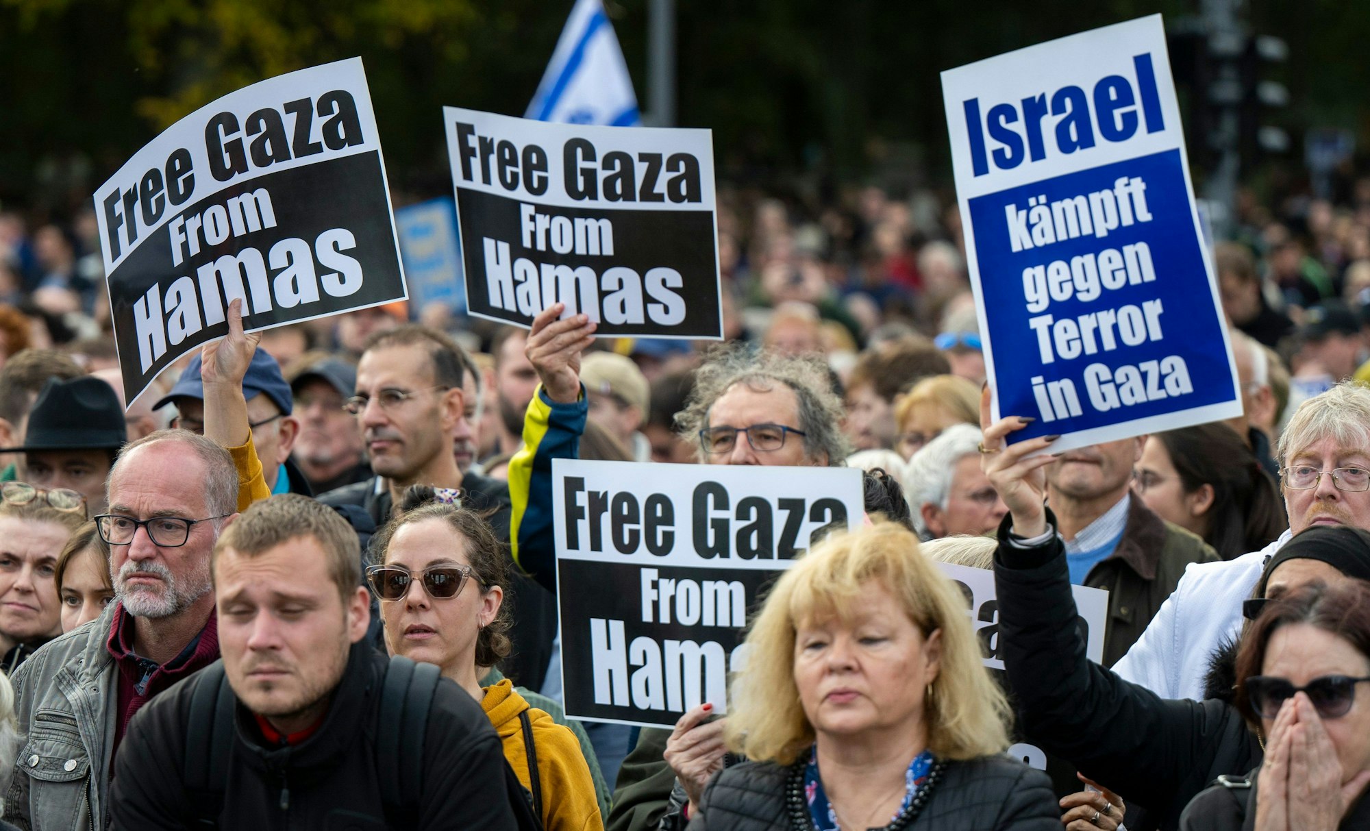 Berlin: Teilnehmer der Kundgebung halten Plakate hoch: „Free Gaza from Hamas“und „Israel kämpft gegen Terror in Gaza“ steht auf diesen.