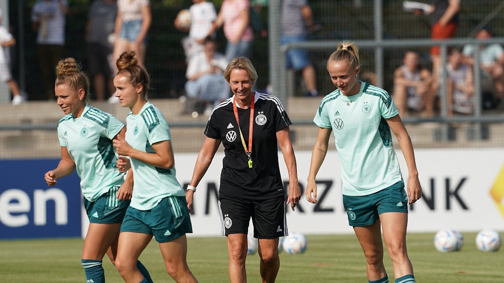 Martina Voss-Tecklenburg lächelt bei einem Training.