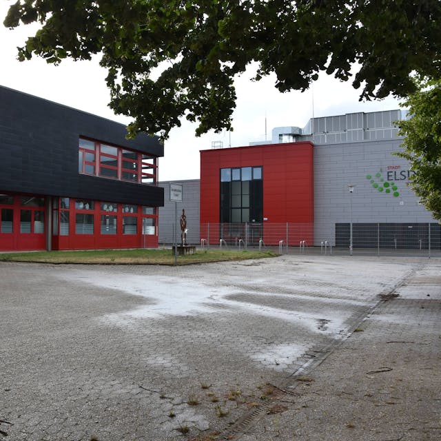 Auf dem Foto ist die Gesamtschule Elsdorf von außen zu sehen.