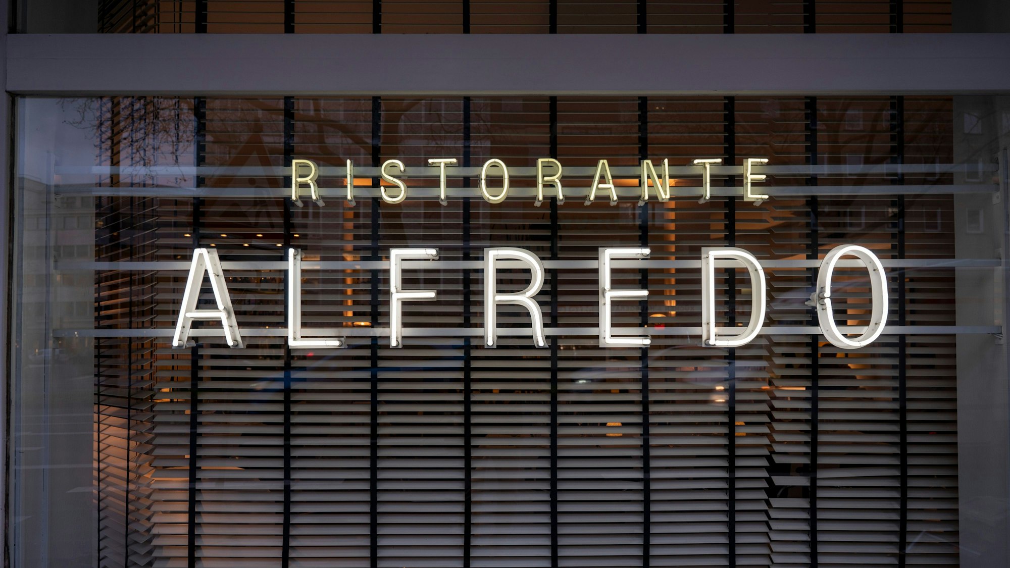 Die Aufschrift „Ristorante Alfredo“ im Fenster.