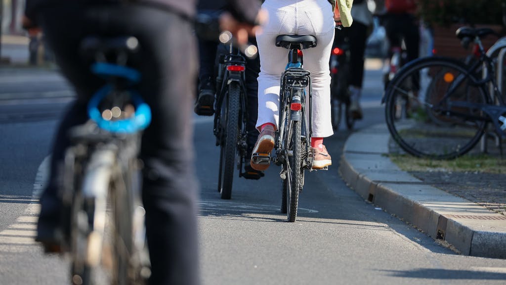 Mehrere Radfahrer und Radfahrerinnen fahren im Mai 2023 in Leipzig auf einem Radweg.
