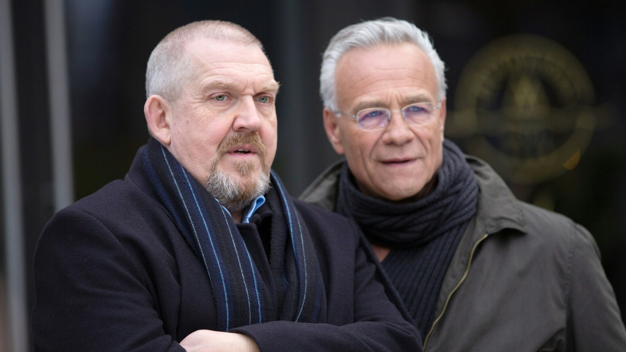 Die Schauspieler Dietmar Bär (l) als Kommissar Freddy Schenk und Klaus J. Behrendt als Kommissar Max Ballauf stehen am Rande der Dreharbeiten zu einem „Tatort“.