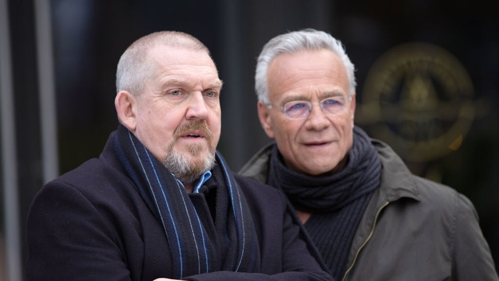 Die Schauspieler Dietmar Bär (l) als Kommissar Freddy Schenk und Klaus J. Behrendt als Kommissar Max Ballauf stehen am Rande der Dreharbeiten zu einem „Tatort“.