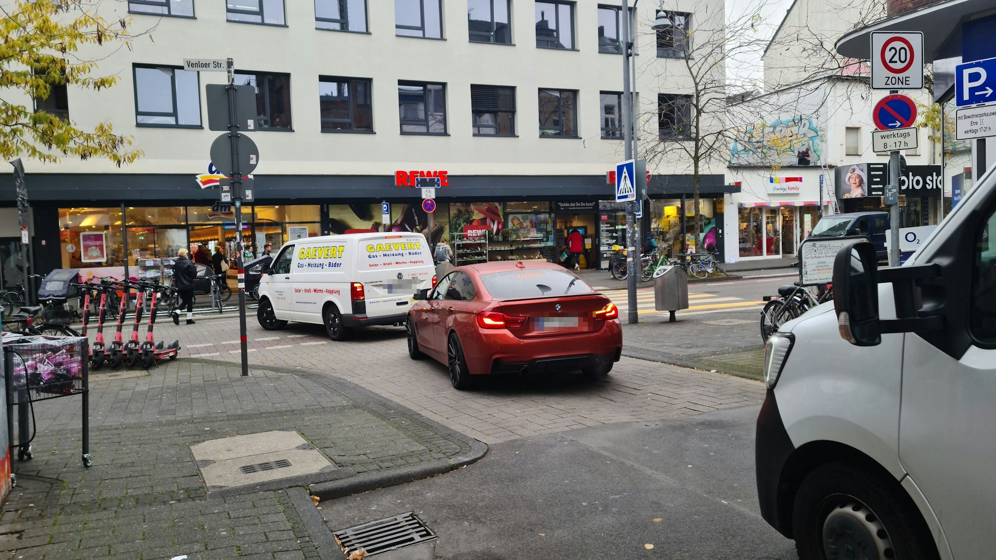 Ein Auto biegt aus einer Seitenstraße auf die Venloer Straße ab.