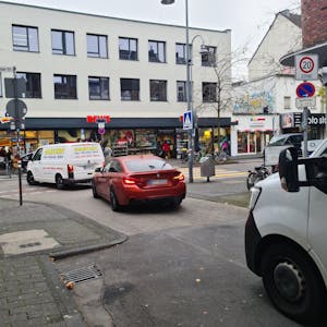 Autos biegen aus einer Seitenstraße in die Venloer Straße ab..