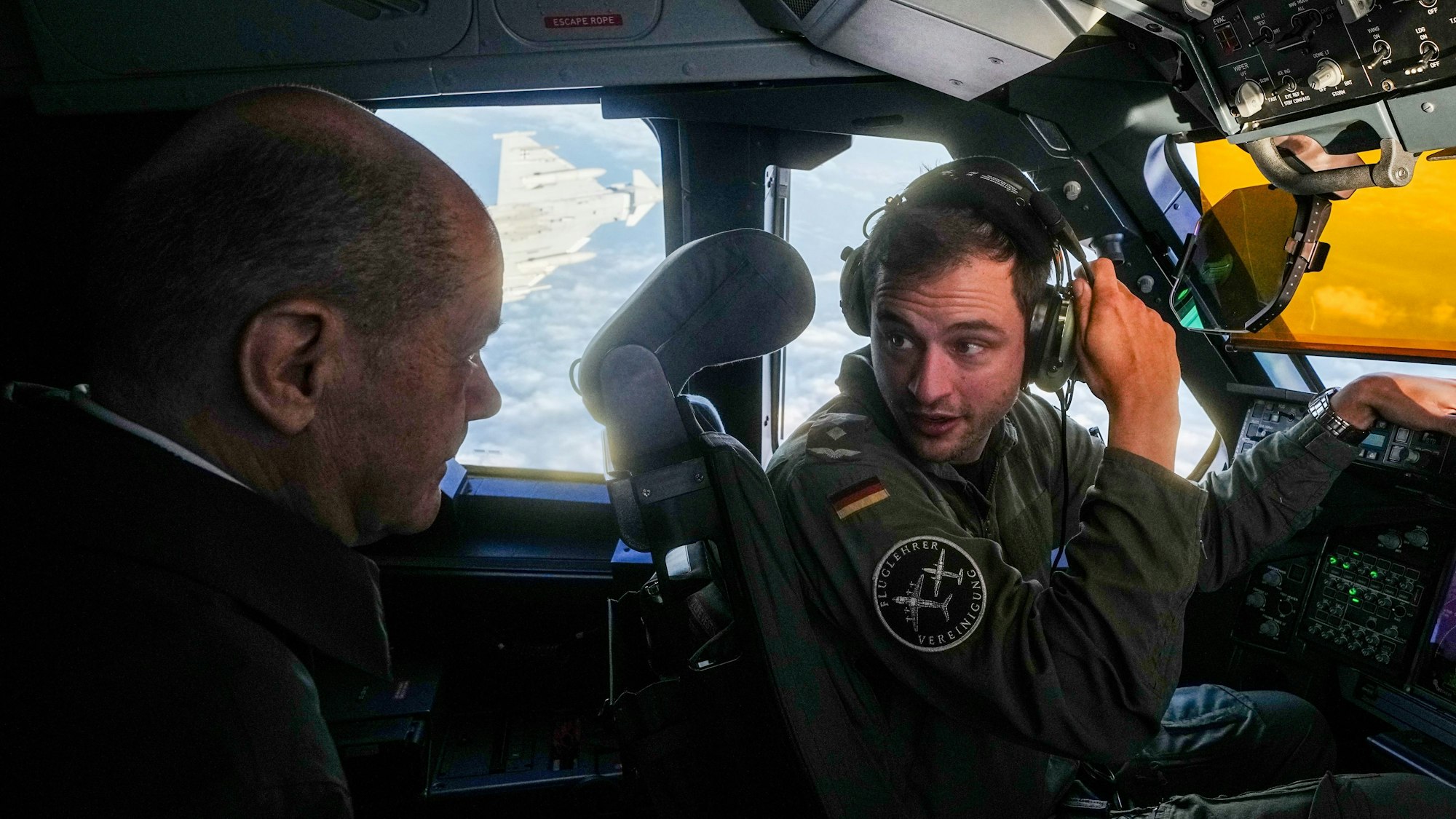 Gespräch mit einem Piloten, im Hintergrund ein Eurofighter.
