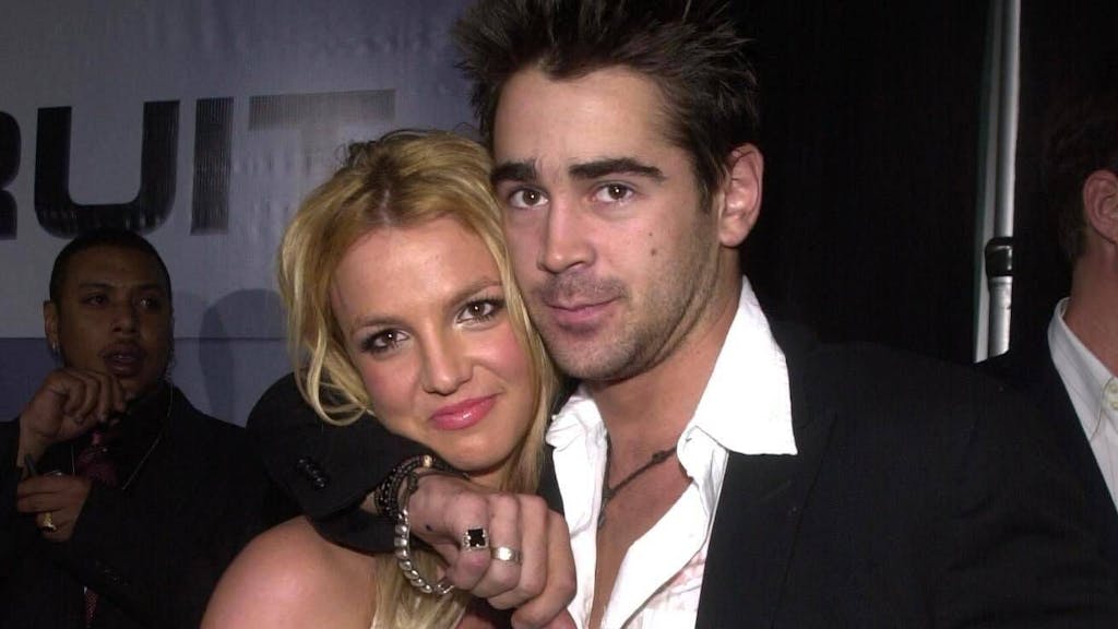 Das Foto zeigt Popstar Britney Spears und Schauspieler Colin Farrell bei der Premiere des Actionfilms „Der Einsatz“ in einem Kino in Hollywood. Er hat den Arm um sie gelegt und beide lächeln in die Kamera.