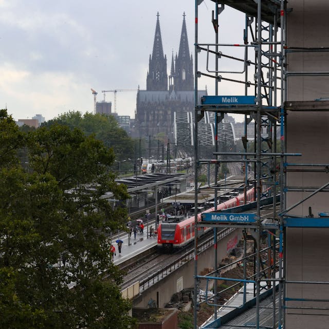 Blick auf den Bahnhof Köln Messe/Deutz und den dahinter liegenden Kölner Dom.