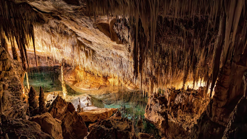 Innenansicht der Tropfsteinhöhle „Cuevas del Drach“ auf Mallorca im Mai 2023.