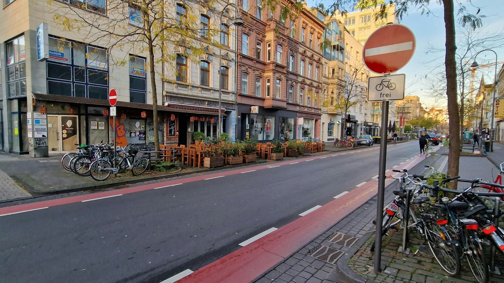 Am Montagmorgen, 23. Oktober 2023, enthüllt: „Verbot der Einfahrt“-Schilder an der Venloer Straße.