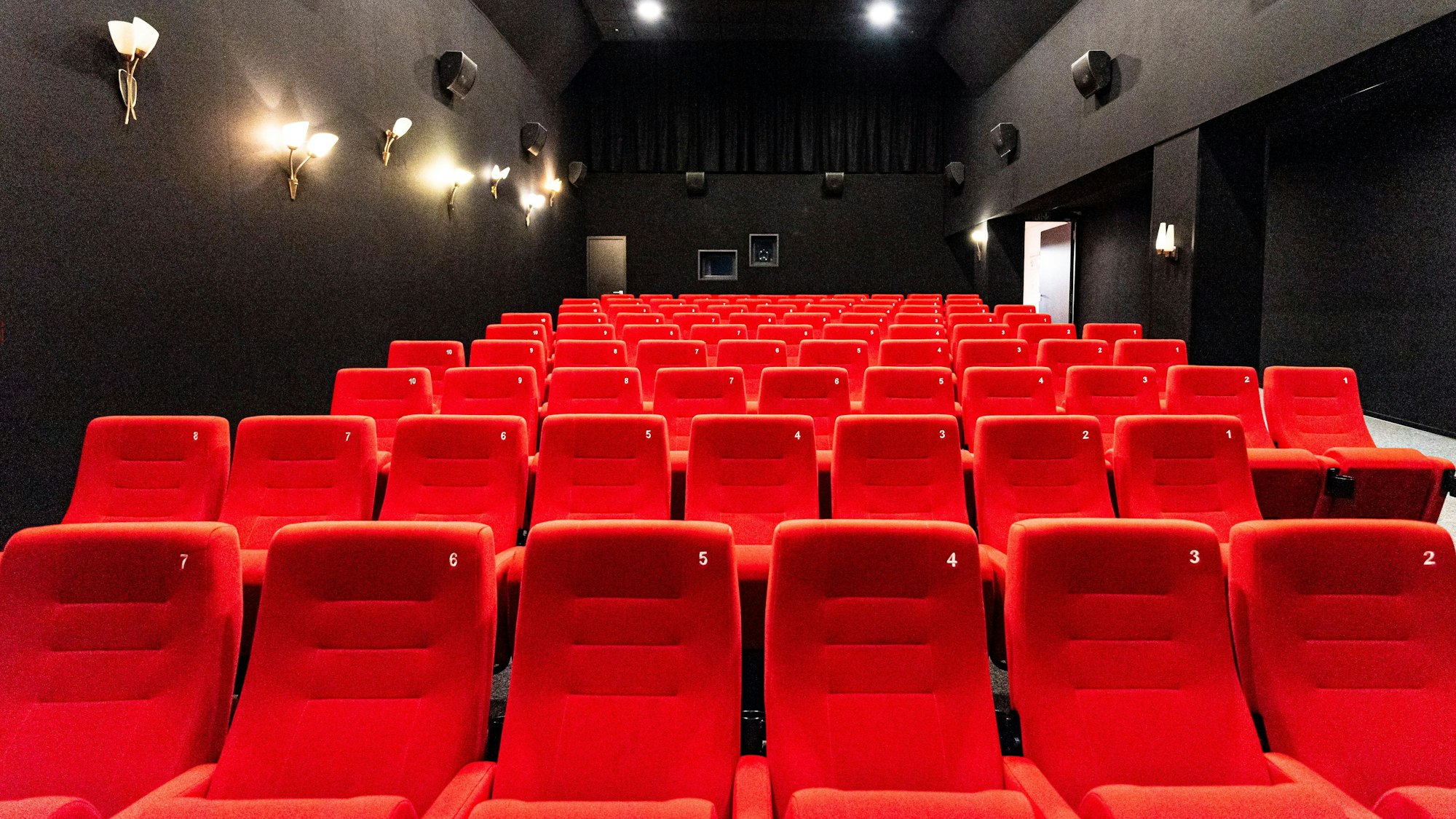 Ein Kinosaal mit roten Sitzen in Köln.