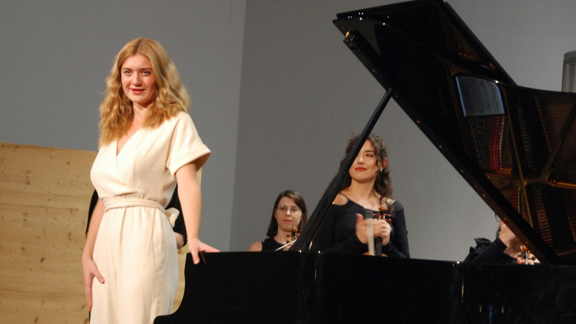 Pianistin Marie Sophie Hauzel steht neben dem Flügel.