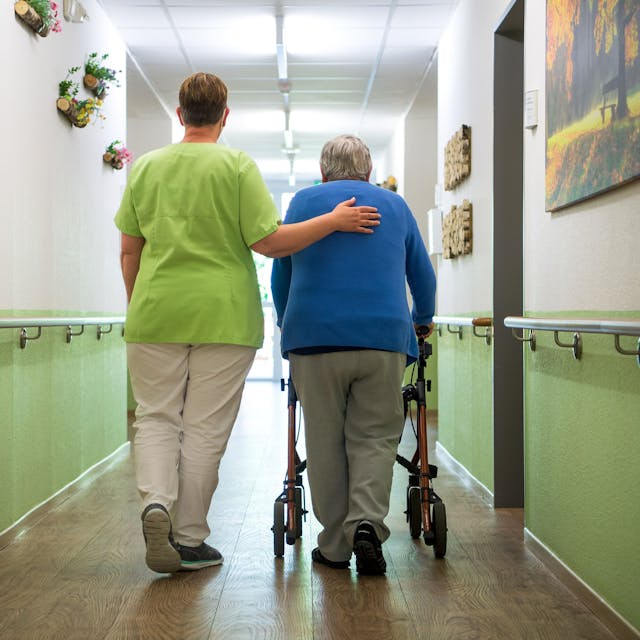 Eine Pflegefachkraft geht mit einer Bewohnerin durch das Seniorenheim «Mein Zuhause Nienburg». (zu dpa "Weniger Beschäftigungszuwachs in der Altenpflege in Deutschland") +++ dpa-Bildfunk +++