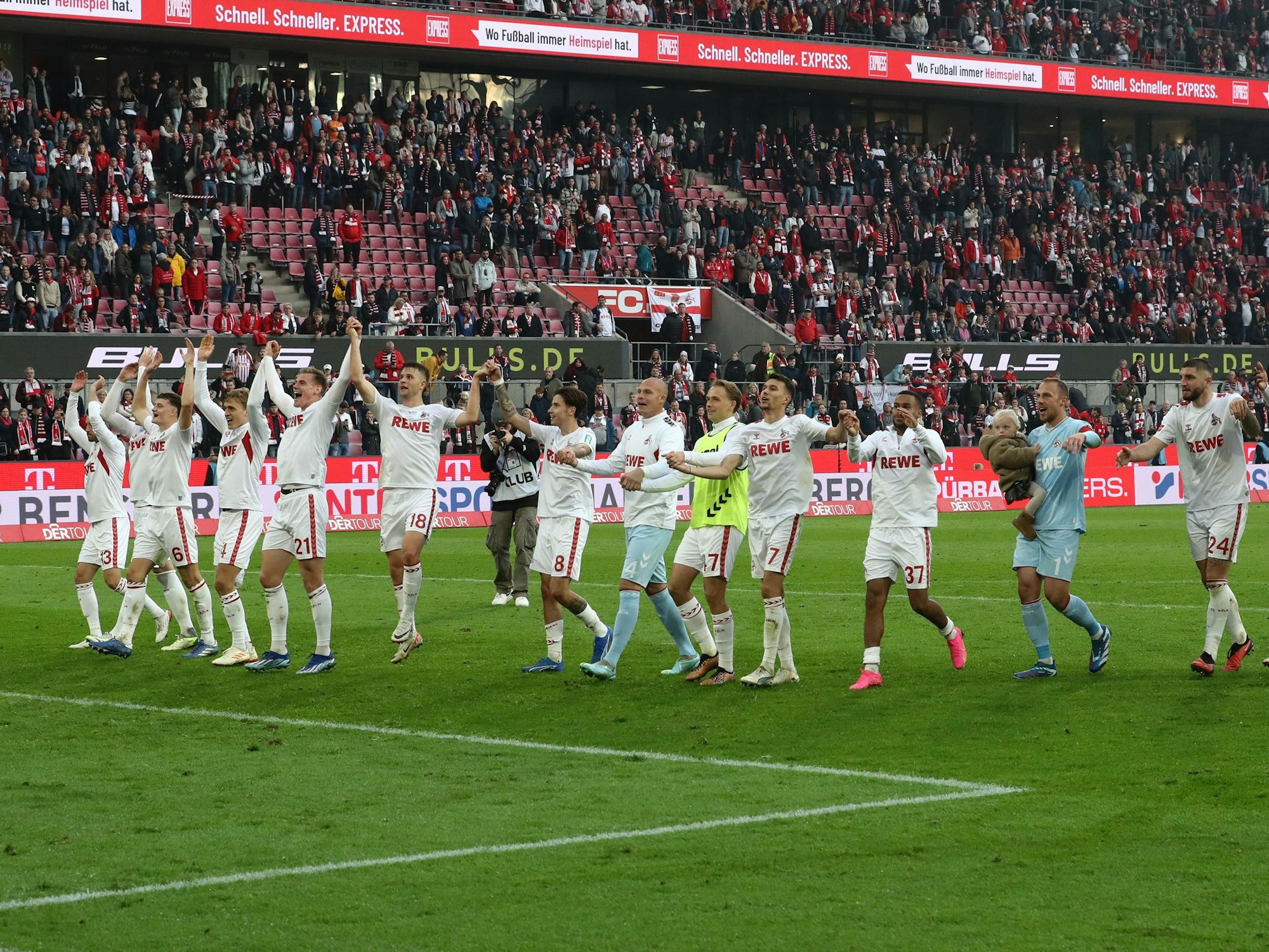 Der 1. FC Köln feiert den Derby-Sieg gegen Borussia Mönchengladbach.