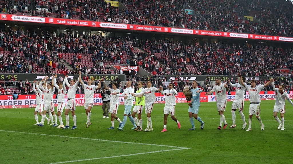Der 1. FC Köln feiert den Derby-Sieg gegen Borussia Mönchengladbach.