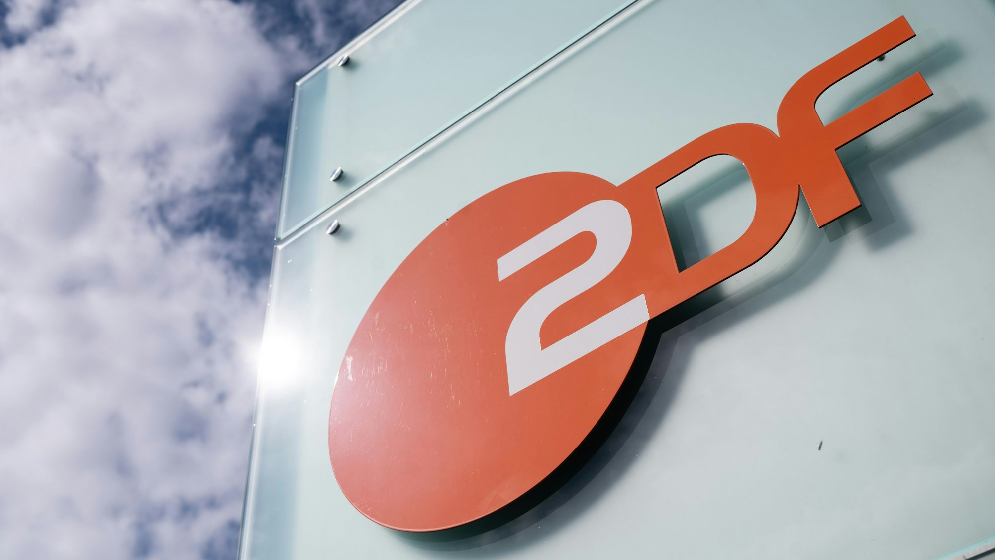 Das Logo des ZDF ist am Sendezentrum des Zweiten Deutschen Fernsehens zu sehen.