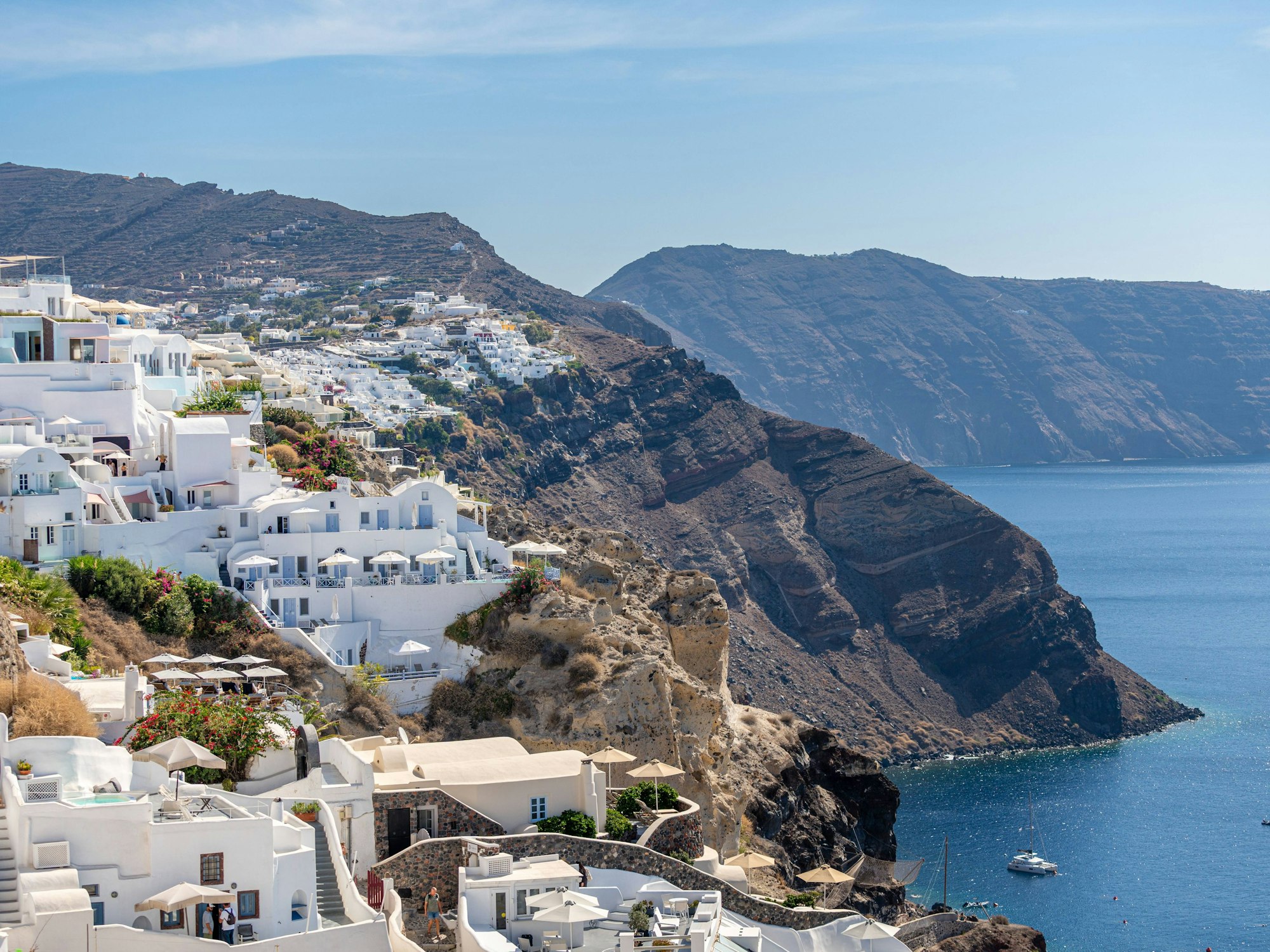 Blick auf die Stadt Oia auf der griechischen Insel Santorini, hier im September 2023.
