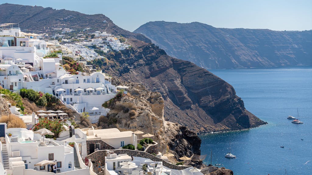 Blick auf die Stadt Oia auf der&nbsp; griechischen Insel Santorini, hier im September 2023.